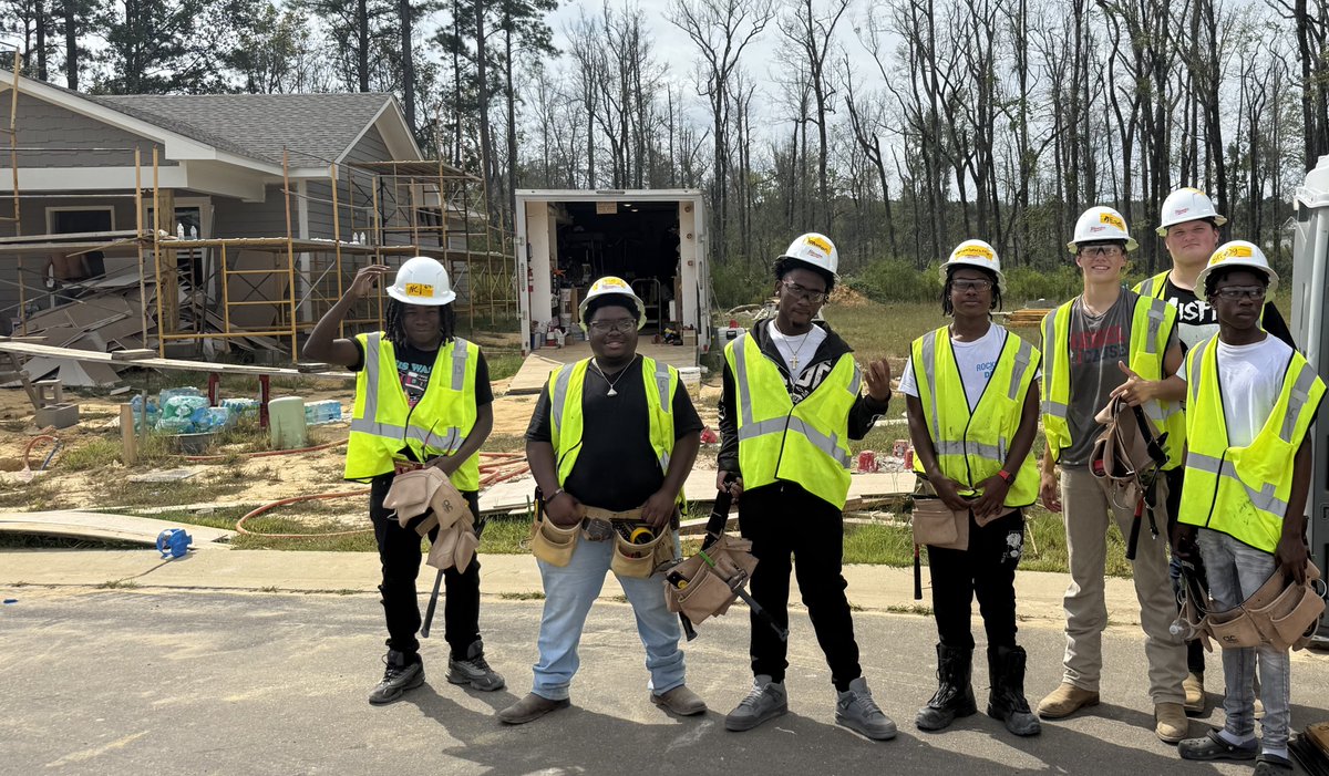 TCTATuscaloosa's tweet image. 🔨🏠 Our Building &amp;amp; Construction students teamed up with Habitat for Humanity—using their skills to give back in a big way! 💪❤️ #TCTA #HabitatForHumanity