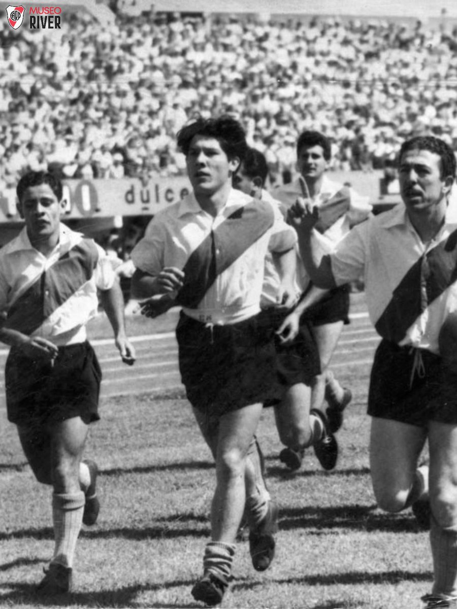 🔙 A 90 años del nacimiento de Enrique Omar Sívori, el crack de medias bajas que brilló con la banda roja, triunfó en Europa y quedó inmortalizado en la tribuna que lleva su nombre. 🌟🏟
