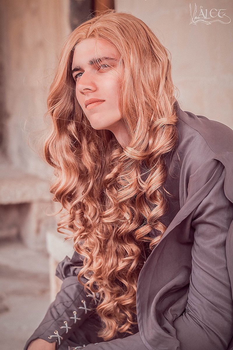 По просьбам трудящихся выкладываю немножко старых фоток с моих былых косплейных времён! Здесь я в образе Глорфиндела из Сильмариллиона 

Ниже ещё прикреплю видео!