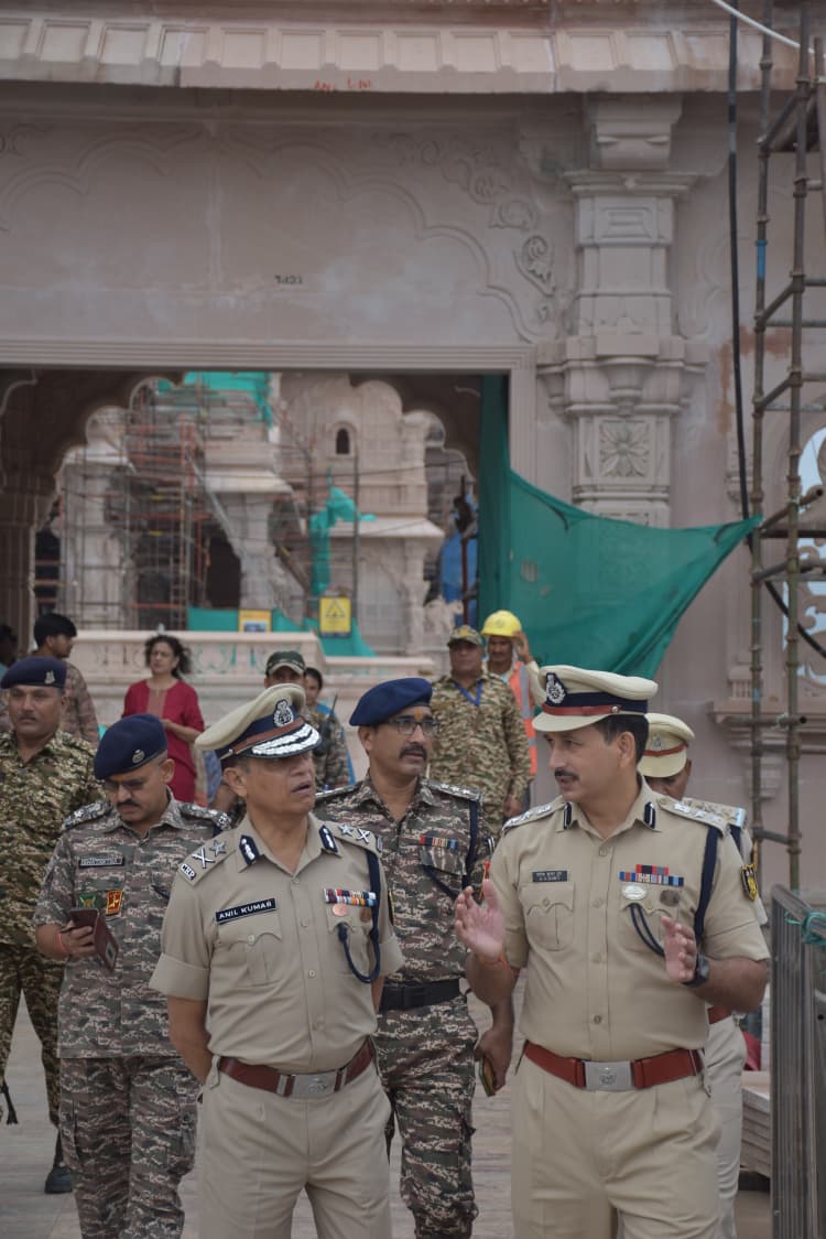 63Crpf's tweet photo. श्री अनिल कुमार, पुलिस महानिरीक्षक, ने मध्य क्षेत्र, CRPF की कमान संभालने के उपरांत आज श्री राम मन्दिर, अयोध्या पहुँचकर प्रभु का दर्शन किया एवं मन्दिर सुरक्षा में तैनात CRPF, UP पुलिस तथा अन्य सुरक्षा एजेंसियों की तैनाती की समीक्षा की।
#CRPF
#SPAyodhya https://t.co/2g9rIzOT7P