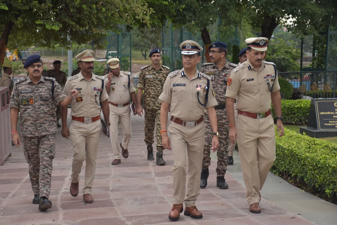 63Crpf's tweet photo. श्री अनिल कुमार, पुलिस महानिरीक्षक, ने मध्य क्षेत्र, CRPF की कमान संभालने के उपरांत आज श्री राम मन्दिर, अयोध्या पहुँचकर प्रभु का दर्शन किया एवं मन्दिर सुरक्षा में तैनात CRPF, UP पुलिस तथा अन्य सुरक्षा एजेंसियों की तैनाती की समीक्षा की।
#CRPF
#SPAyodhya https://t.co/2g9rIzOT7P