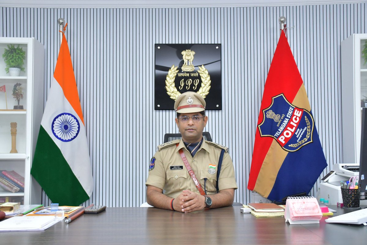 SP Sangareddy (@spsangareddy) on Twitter photo 🚔 48 గంటల్లో దారిదోపిడి కేసు ఛేదించిన సంగారెడ్డి పోలీసులు
👮♂️ 2 నిందితులు అరెస్ట్, CCL ను జువైనైల్ హోమ్కు తరలింపు
💰 రూ.18,800 నగదు, 3 సెల్ఫోన్లు, బైక్, కత్తి, చేతి కడియం స్వాధీనం
⚖️ ఇలాంటి అసాంఘిక కార్యకలాపాలపై కఠిన చట్టపరమైన చర్యలు తప్పవు – జిల్లా SP శ్రీ పరితోష్ పంకజ్ IPS. 🚔 48 గంటల్లో దారిదోపిడి కేసు ఛేదించిన సంగారెడ్డి పోలీసులు
👮♂️ 2 నిందితులు అరెస్ట్, CCL ను జువైనైల్ హోమ్కు తరలింపు
💰 రూ.18,800 నగదు, 3 సెల్ఫోన్లు, బైక్, కత్తి, చేతి కడియం స్వాధీనం
⚖️ ఇలాంటి అసాంఘిక కార్యకలాపాలపై కఠిన చట్టపరమైన చర్యలు తప్పవు – జిల్లా SP శ్రీ పరితోష్ పంకజ్ IPS.