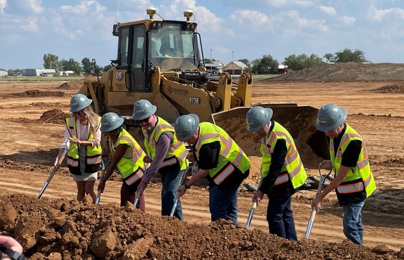 AEPTexas's tweet image. AEP Texas joined the groundbreaking of Rowan Digital Infrastructure's $900M Cinco Project Data Center in Lytle. This project will bring in 600 construction jobs and 40 permanent positions to the community. Full story: ms.spr.ly/6019sakO7 #WeAreAEPTexas #CreateJobs
