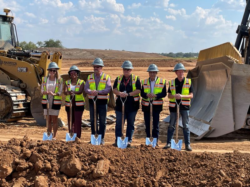 AEPTexas's tweet image. AEP Texas joined the groundbreaking of Rowan Digital Infrastructure's $900M Cinco Project Data Center in Lytle. This project will bring in 600 construction jobs and 40 permanent positions to the community. Full story: ms.spr.ly/6019sakO7 #WeAreAEPTexas #CreateJobs