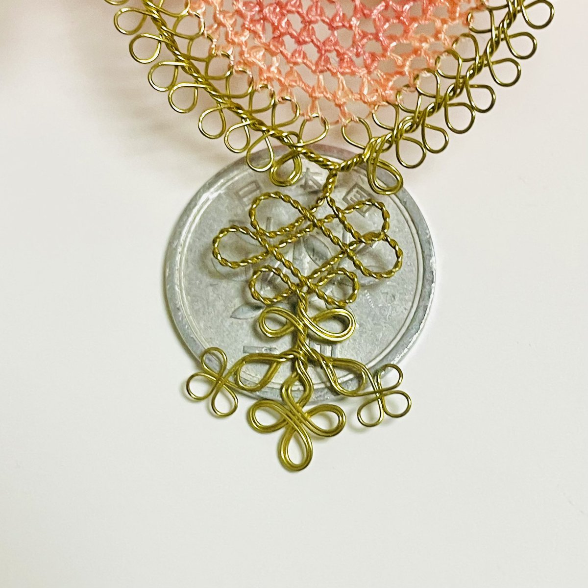 M_wireArt's tweet photo. 真上から撮るとそれが正面なんですよね。
0.28mmの針金を手作業で曲げてミシン糸を編み込みました。
#皆さんの作品の上からの俯瞰で魅せて下さい
#ワイヤーワーク #ワイヤーレース #アート #wirework #wirelace #art #craft
#かぎ針編み #編み物 https://t.co/wj8H0w5001