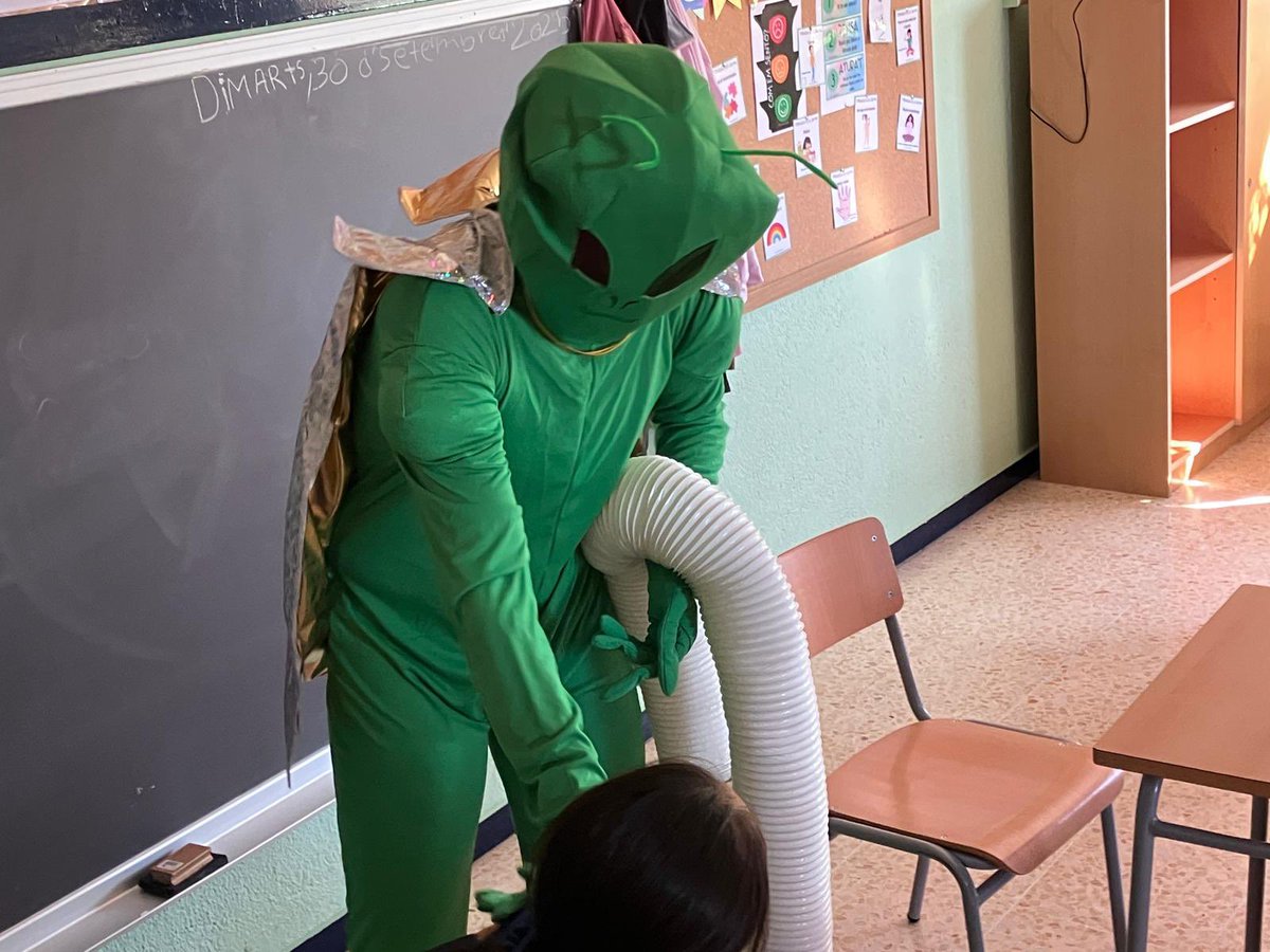 EscolaCampclar's tweet photo. Ahir vam rebre la visita de l’EIXUT! Ha vingut del planeta sec a robar l’aigua de l’escola… però li hem dir que tot i ser el planeta blau, hem d’estalviar aigua!! Perquè? https://t.co/FRmR3uriu7