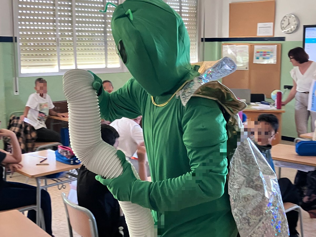 EscolaCampclar's tweet photo. Ahir vam rebre la visita de l’EIXUT! Ha vingut del planeta sec a robar l’aigua de l’escola… però li hem dir que tot i ser el planeta blau, hem d’estalviar aigua!! Perquè? https://t.co/FRmR3uriu7