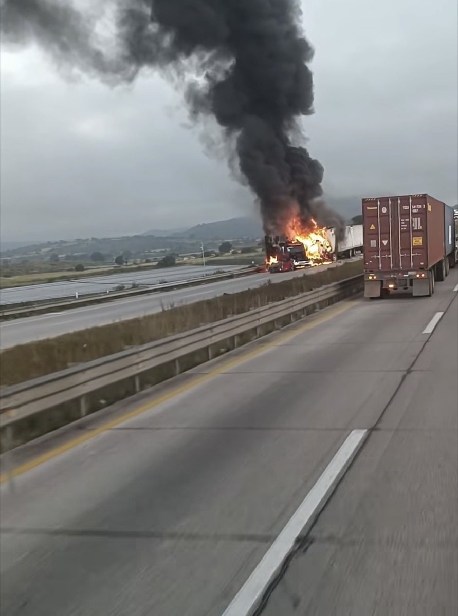 superstereo1005's tweet photo. 🔴ATENCION 🔴
Cierre total de circulacion en km 178 con direccion Texmelucan por accidente tramo Sahagun-Calpulalpan.
🟠Considere vias alternas 
🟠Ultima salida con direccion Texmelucan .caseta  Tulancingo.
🟠Personal laborando en la zona @arconorte https://t.co/VsrkJfiLdK