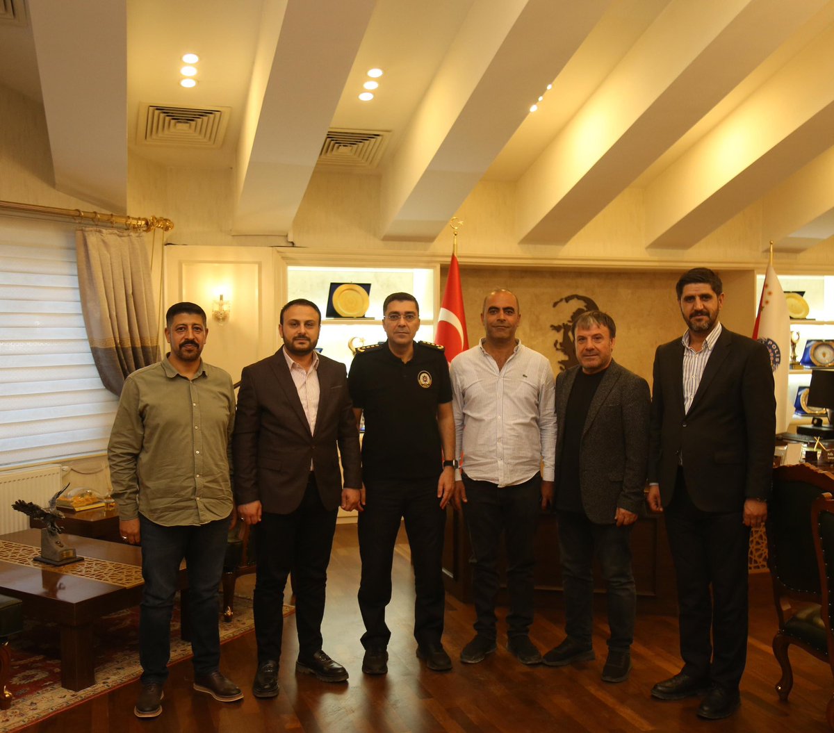 AK Parti Haliliye İlçe Başkan Yardımcımız Veysi Turgut, Hamidiye Mahalle Muhtarımız İbrahim Demirkol, Bamyasuyu Mahalle Muhtarımız Mustafa Bağış ve Bahçelievler Mahalle Muhtarımız Mehmet Karadaş ile birlikte;

Şanlıurfa İl Emniyet Müdürümüz Sayın Atilla Aksoy’u ziyaret edip,