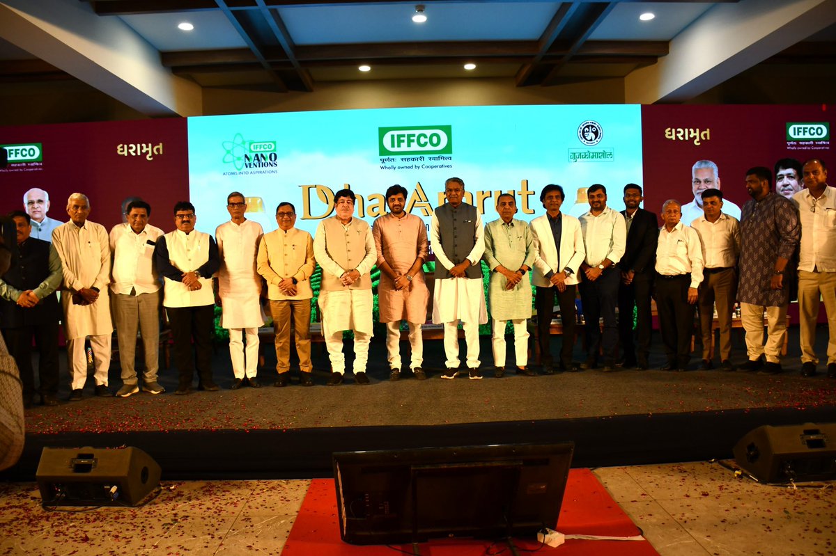 ગાંધીનગર ખાતે ઇફ્કોના સંયુક્ત પ્રોજેક્ટ નેનોવેશનએ ખેડૂતોને સમર્પિત નવુ કૃષિ ઉત્પાદન ધરામૃત લોન્સિંગ કાર્યક્રમનું આયોજન કરાયું. 

આ અવસરે કૃષિમંત્રી શ્રી રાઘવજીભાઇ પટેલ, ઇફ્કો અને એન.સી.યુ.આઈના અધ્યક્ષ અને મારા પિતાશ્રી દિલીપભાઈ સંઘાણી, સાંસદ શ્રી પરષોત્તમભાઈ રૂપાલા, ઇફકોના એમ.ડી.