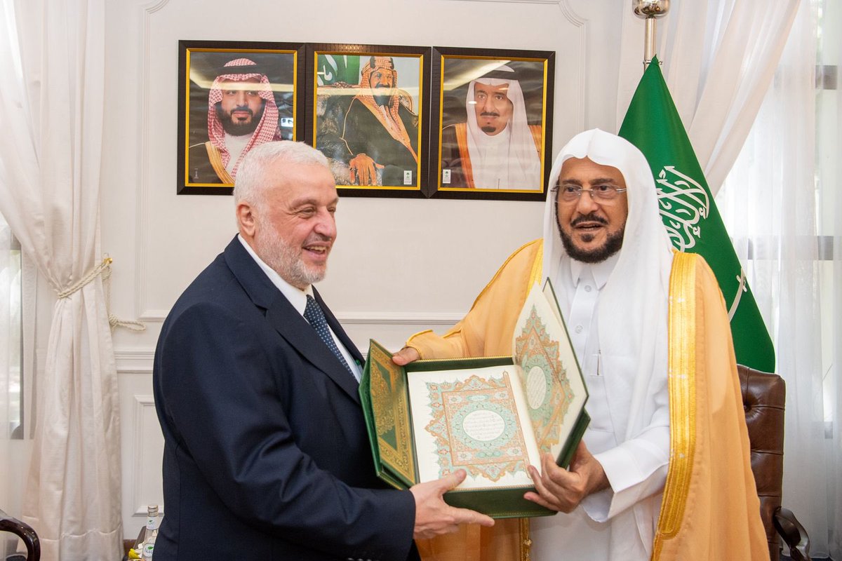 استقبل معالي وزير الشؤون الإسلامية والدعوة والإرشاد الشيخ الدكتور عبداللطيف بن عبدالعزيز آل الشيخ، في مكتبه بمحافظة جدة اليوم الخميس العاشر من شهر ربيع الآخر لعام 1447هـ، معالي وزير الأوقاف في الجمهورية العربية السورية الشقيقة الدكتور محمد أبو الخير شكري، والوفد المرافق له.

وجرى