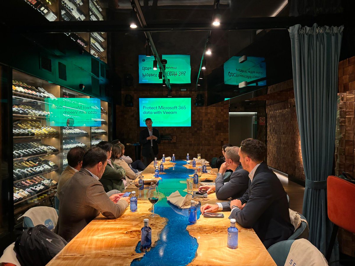 SomosVeeam's tweet photo. La semana pasada en Madrid, junto a nuestro #ProPartner @SEIDOR, nos reunimos con algunos de nuestros clientes para hablar sobre las novedades de Veeam relacionadas con la #DataResilience y la #DataProtection. 
Agradecemos a todos los participantes y a Seidor por la organización. https://t.co/2D0n979Tkm
