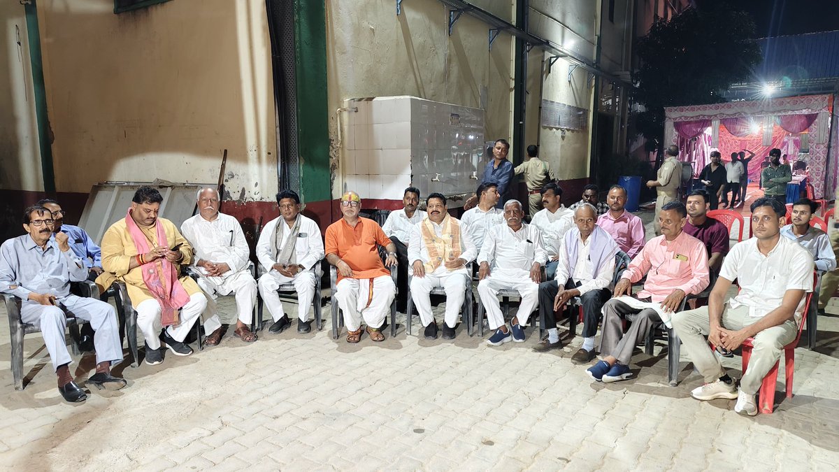 anooppradhanbjp's tweet photo. संसदीय क्षेत्र हाथरस हाथरस के गांव रुहेरी में श्रीमान श्री गजेन्द्र चौधरी जी के प्रतिष्ठान "तपोवन फूड्स प्राइवेट लिमिटेड" में मंदिर स्थापना की 10वीं वर्षगांठ पर आयोजित कार्यक्रम में सम्मिलित होकर प्रसाद ग्रहण किया।

#AnoopPradhanBJP #TestoFoods https://t.co/lZJ8hVSYyh