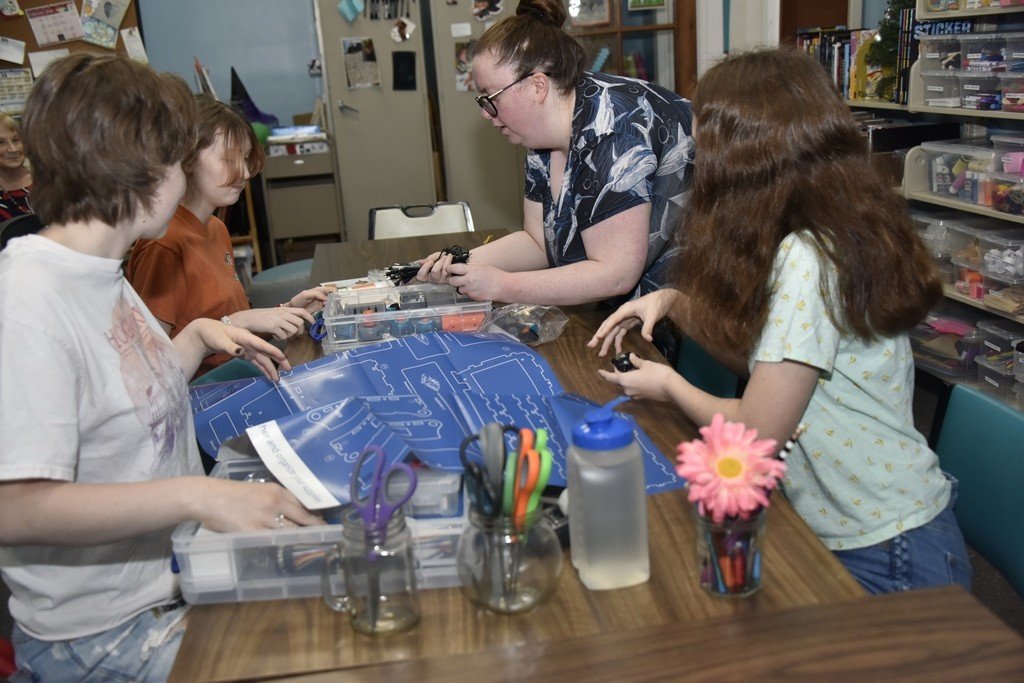 RuralTechFund's tweet image. 📚 At Starkville-Oktibbeha Co. Library, teens are exploring their new STEAM kits + learning Twine, a tool for coding interactive fiction! One student even connected 1:1 with Ms. Roberts to dive deeper into coding + storytelling. 
#STEM #Rural