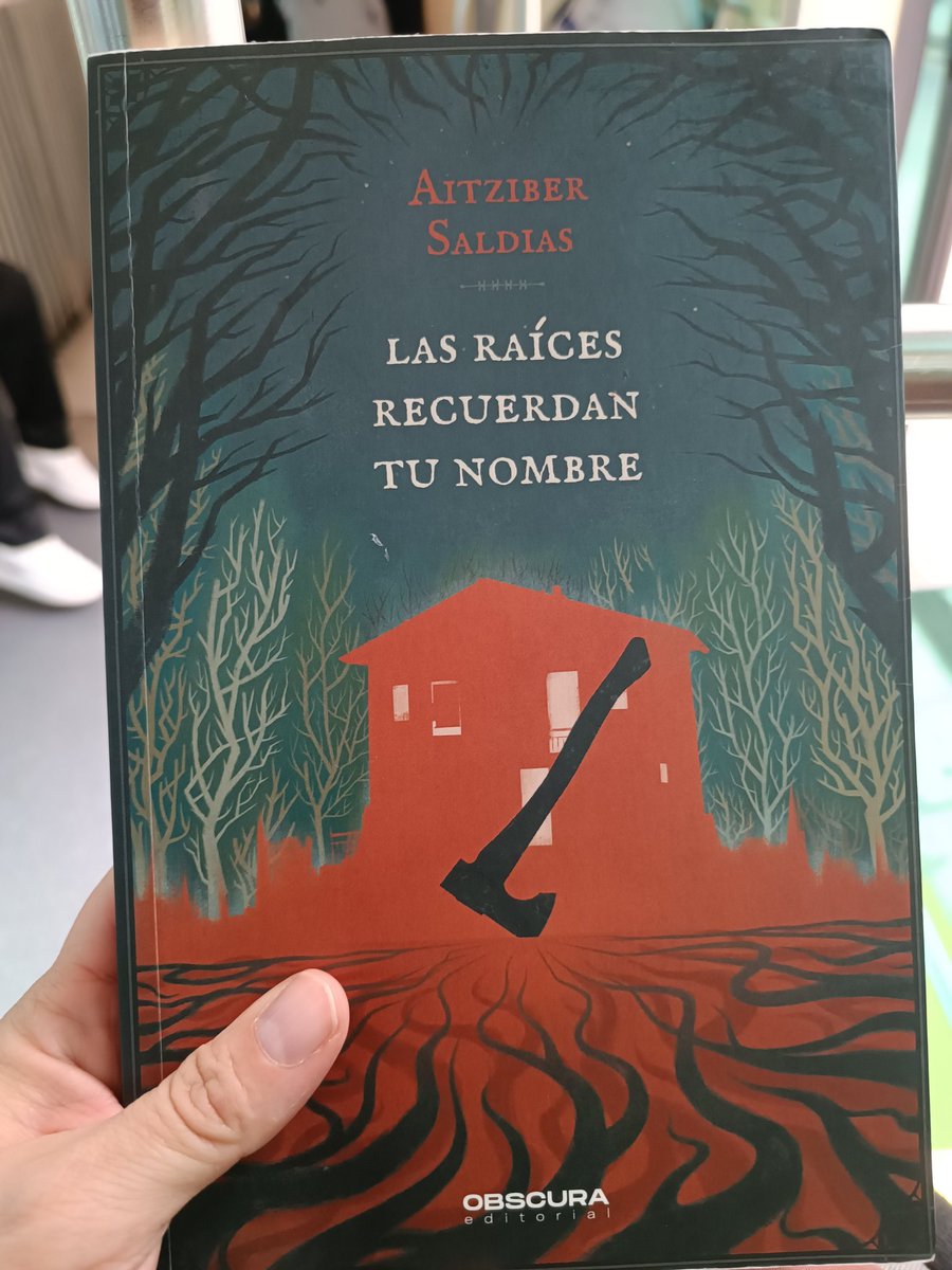 #Lasraícesrecuerdantunombre de <a href="/ObscuraEditori1/">Obscura Editorial</a> 
Solo diré una cosa: No volveré a ver el bosque igual.
He pasado mucho miedo. 
Brutal
Enhorabuena <a href="/AitziST/">🍂Aitziber Saldias🍂 ··· Aitzist en Bluesky ···</a>