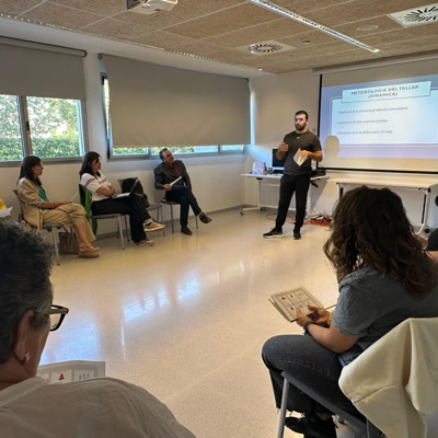 SJDTerresLleida's tweet photo. @TEAPonent Neix amb la voluntat de reforçar la col·laboració entre diferents serveis que acompanyen persones amb TEA a les Terres de Lleida. L’esdeveniment ha reunit 220 professionals 👩🏻‍💻. https://t.co/WbvJ7D4AZD