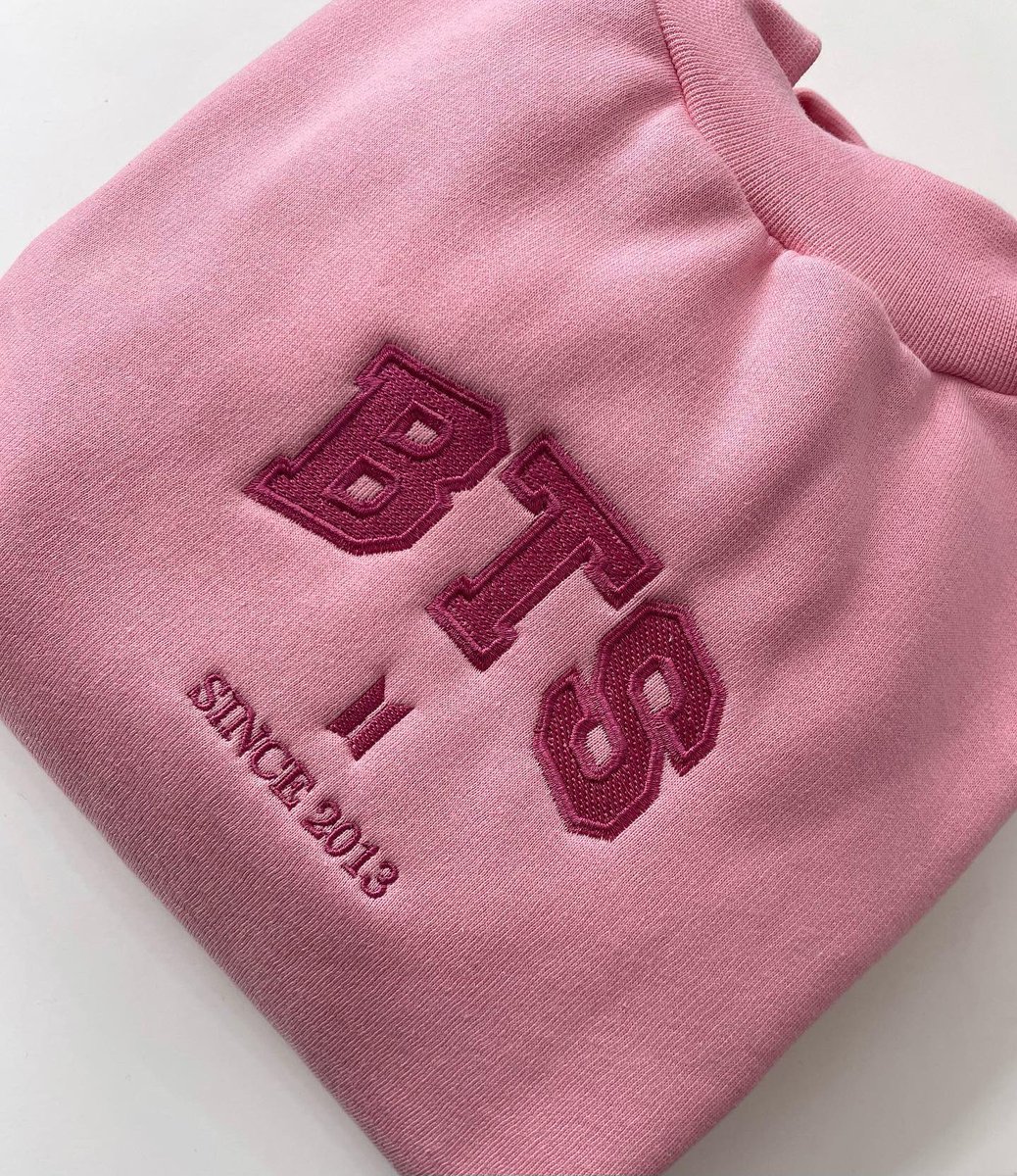 2coolatelier's tweet image. Amiiii! O queridinho voltou 💜
Moletom BTS college já disponível novamente no site!
E lembrando que: o lilás é edição limitada.
#bts #bangtanboys #armybts