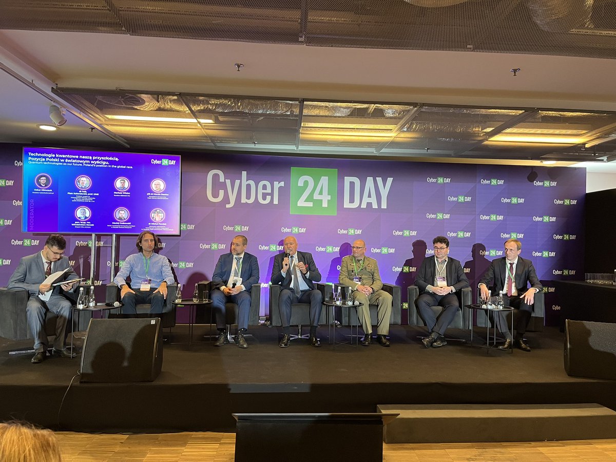 Rozpoczął się panel pt. Technologie kwantowe naszą przyszłością. Pozycja Polski w światowym wyścigu 🇵🇱

Moderator: <a href="/oskarklimczuk/">Oskar Klimczuk</a> 

Paneliści:

✅ dr. Piotr Kolenderski, profesor <a href="/UMK_Torun/">UMK Torun</a> 

✅ płk. dr. Marcin Dawiec <a href="/CyberWojska/">Wojska Obrony Cyberprzestrzeni</a> 

✅ Mariusz Wielec, dyrektor  <a href="/CEZAMAT_/">CEZAMAT Politechniki Warszawskiej</a> 

✅