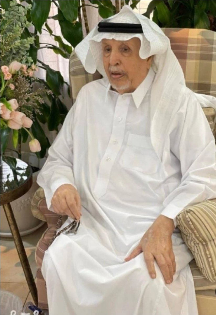 نعزي أنفسنا في وفاة أستاذنا الكبير #علي_محمد_الرابغي فقد عرفته مشرفاً على الصفحة الرياضية بجريدة "البلاد"، ورأس القسم الرياضي بصحيفة "عكاظ"، وعملت معه حينما كان مشرفا على القسم الرياضي بصحيفة "الشرق الأوسط".
وظل يمتعنا بمقالاته الزاخرة بالفكر والرأي حتى رحل عنا.. رحم الله الفقيد