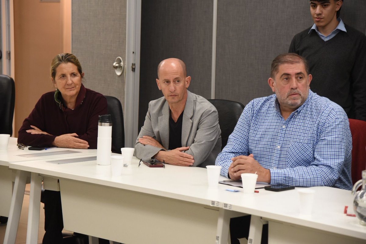 duilio_pezzutti's tweet photo. Comisión de Economía 📄📈
Recibimos al presidente de #ISCAMEN para trabajar sobre el funcionamiento y uso de los recursos del organismo, en la lucha contra la Lobesia para la temporada 2025/26. https://t.co/H1TUkMV2jV