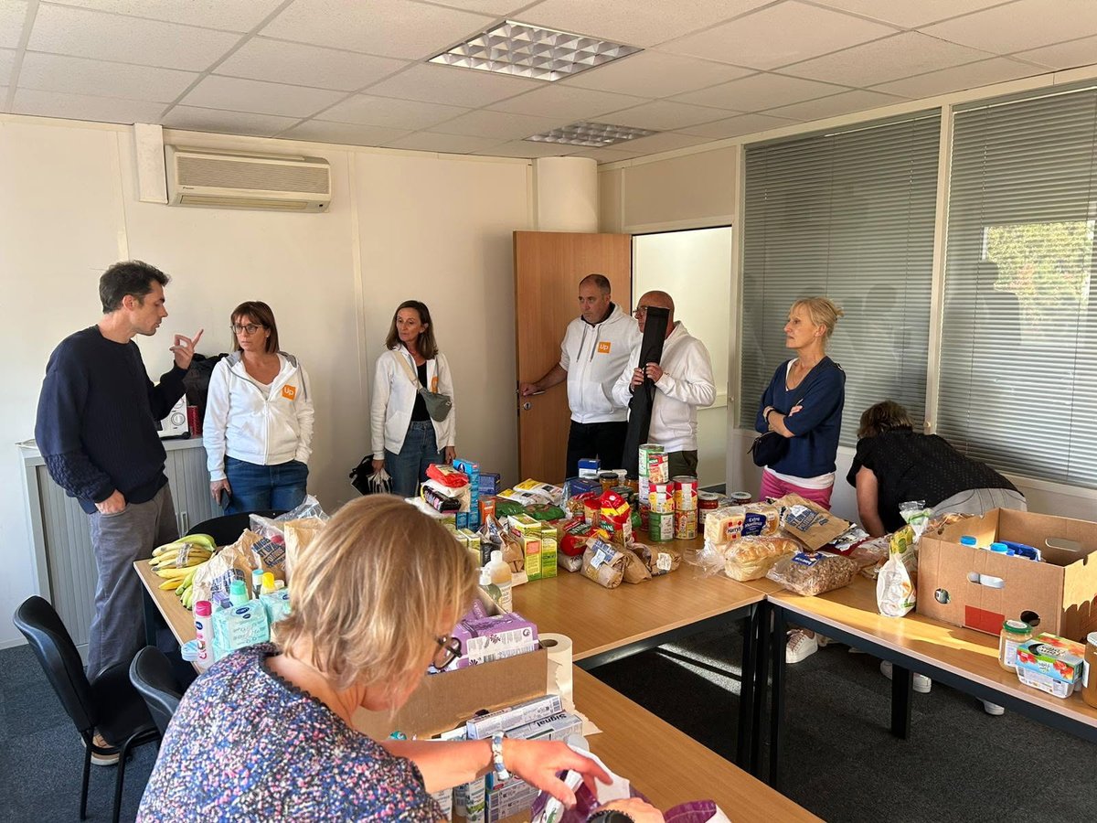 StudHelp_'s tweet image. StudHelp Nantes a organisé la Journée de Solidarité de UpCoop Nantes !🧡
Distribution de flyers&amp;amp;affichage, collecte de produits alimentaires&amp;amp;d&apos;hygiène &amp;amp;une distribution des colis aux étudiants. 
Merci à toutes les personnes mobilisées, bénévoles engagés &amp;amp; membres de UpCoop🙏✨