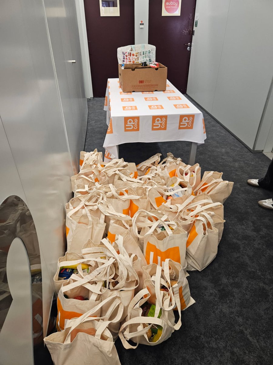 StudHelp_'s tweet image. StudHelp Nantes a organisé la Journée de Solidarité de UpCoop Nantes !🧡
Distribution de flyers&amp;amp;affichage, collecte de produits alimentaires&amp;amp;d&apos;hygiène &amp;amp;une distribution des colis aux étudiants. 
Merci à toutes les personnes mobilisées, bénévoles engagés &amp;amp; membres de UpCoop🙏✨