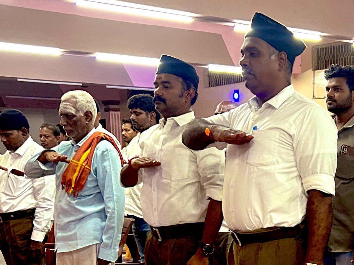 asuvathaman's tweet photo. For me, wearing #Ganvesh is the happiest thing in the world!
Today at VIJAYATHASAMI at Ulundurpet Khand.
#RSSAt100 #RSS #RSS100 #RSSCentenaryCelebrations #RSSFoundationDay #RSS4Nation
@narendramodi @AmitShah @rajnathsingh @nsitharaman @myogiadityanath @AshwiniVaishnaw @blsanthosh @MenonArvindBJP @ReddySudhakar21 @NainarBJP @KesavaVinayakan @annamalai_k