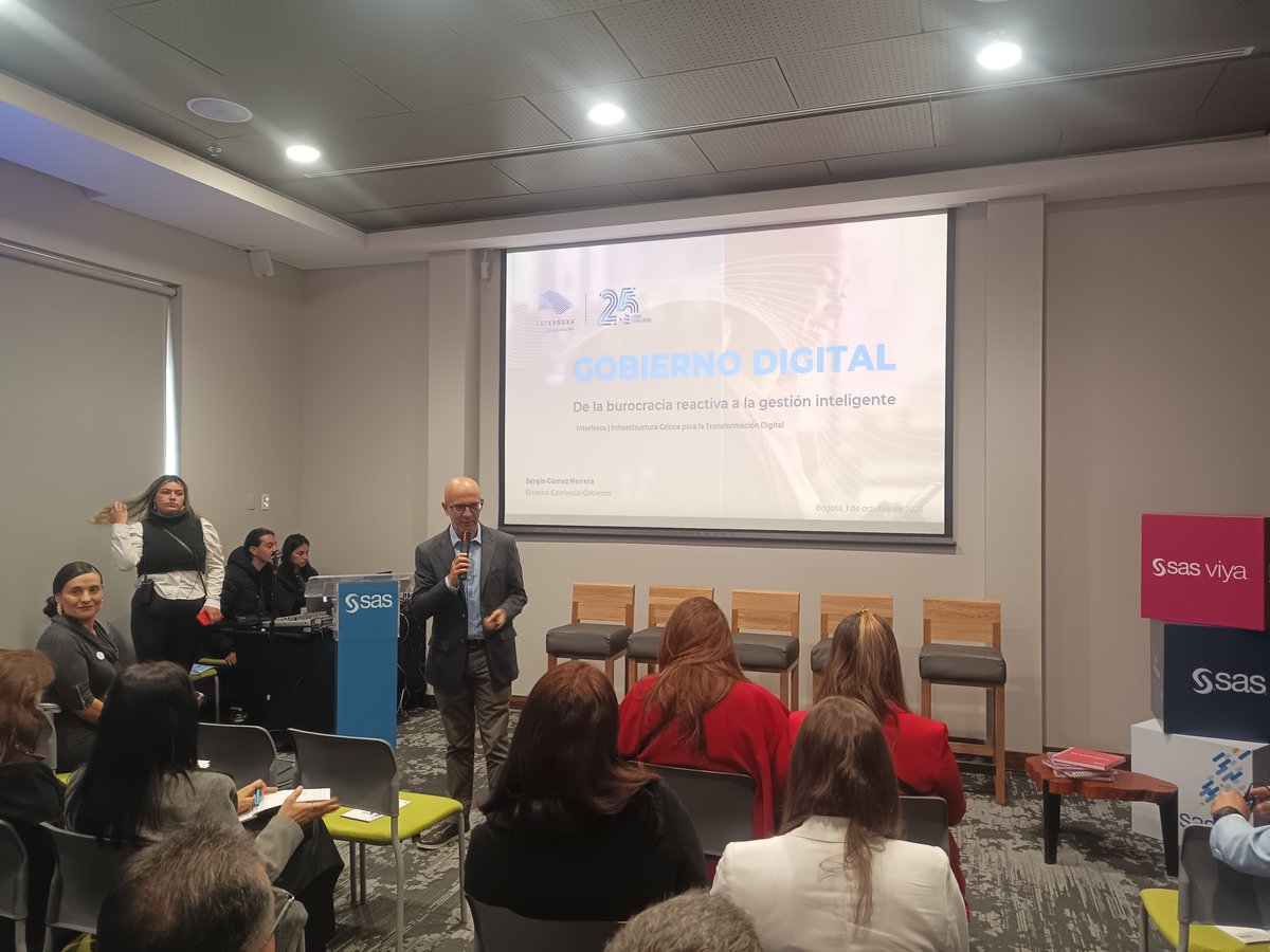 ImpactoTIC's tweet image. En este momento, desde el #SASGovernmentForum, se desarrolla la conferencia de Sergio Gómez Herrera, Director Comercial de Gobierno en Internexa, sobre la estrategia de transformación en Analítica e Inteligencia Artificial en el sector público.
#AnalíticaDeDatos…