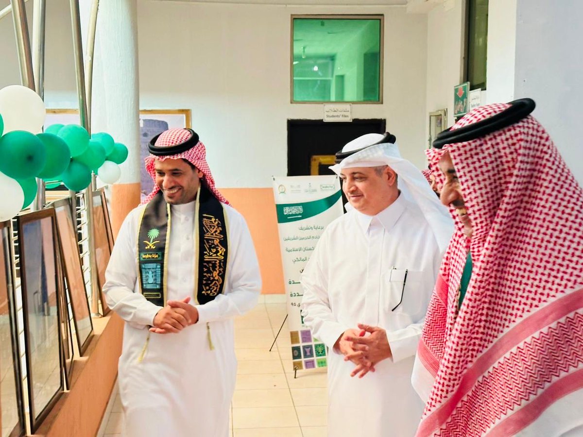 saudischoo638's tweet image. برعاية سعادة سفير خادم الحرمين الشريفين لدى باكستان أ. نواف المالكي رئيس مجلس إدارة المدرسة أقامت المدرسة الاحتفال الرسمي بـ #اليوم_الوطني_95؛ حيث افتتح سعادته المعرض المصور بعنوان (سعودية واحدة بعيون متعددة وتخلل الحفل فقرات متنوعةومعرضًا فنيًا يعكس تطور المملكة في شتى المجالات.