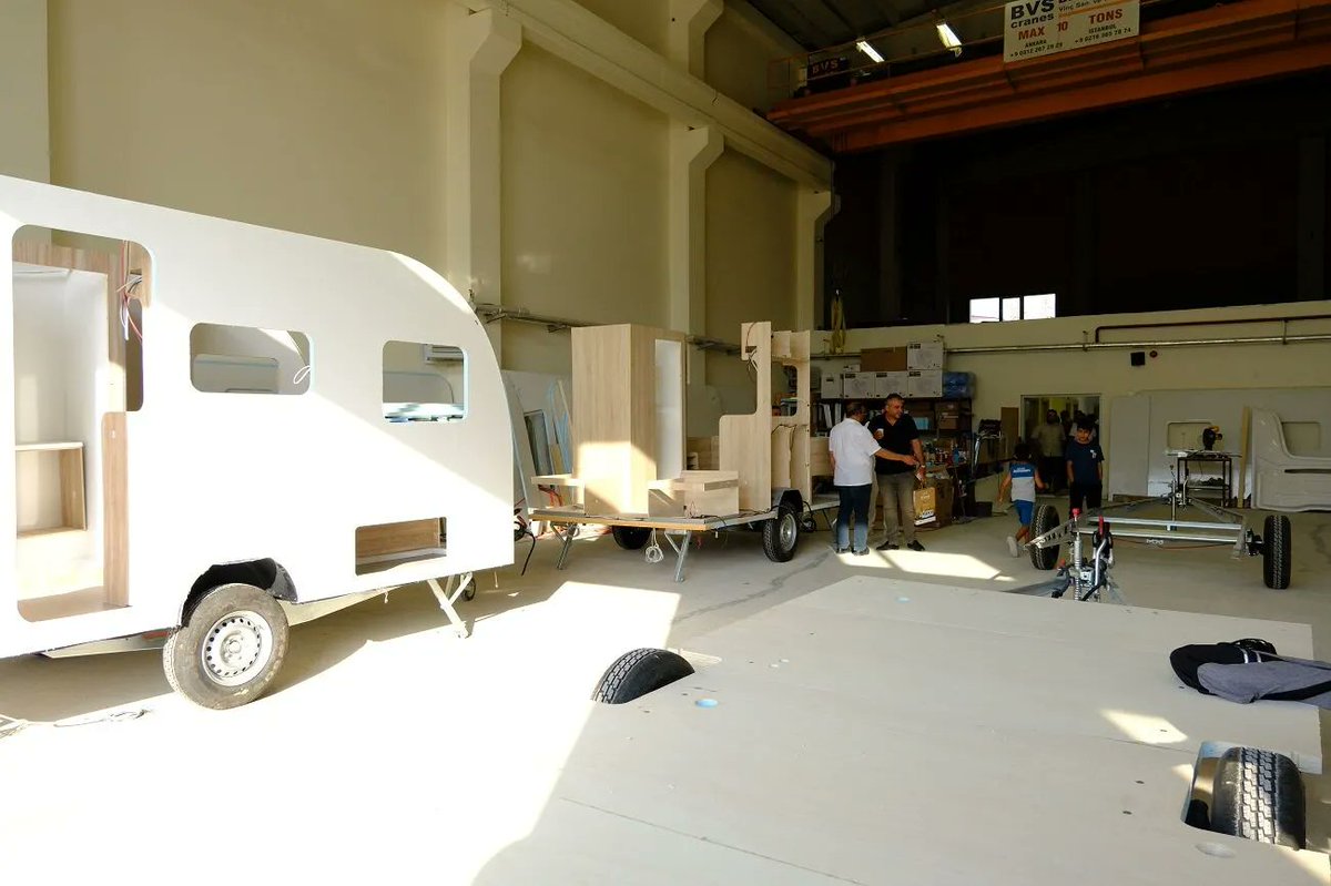 GİRİŞİMCİLİK BÖYLE OLUR!
VAN İŞGEM’de karavan üretimi yapan girişimcimiz üretim atıklarını değerlendirerek arı kovanı üretmeye başladı mevcut kovanlara göre daha kaliteli, hafif, daha yalıtımlı, daha dayanıklı, daha uzun ömürlü, daha ekonomik,