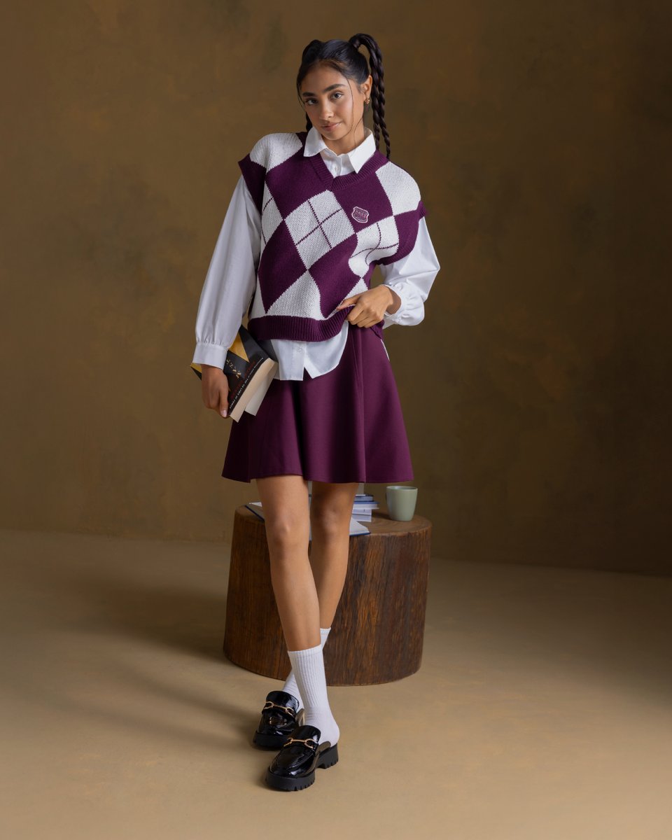 maxfashionMENA's tweet image. Your fall starter pack: friends, notes you’ll never read, and burgundy fits everyone will ask about.

#OldMoneyAesthetic #VarsityStyle #NewCollection #YoungFashion