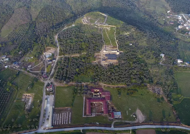 Anatolian2023's tweet photo. 1,800-Year-Old Roman Agora Unearthed in the Ancient City of Metropolis
https://t.co/g09JzXAd52
#MetropolisAncientCity #RomanAgora #ArchaeologyNews #IzmirArchaeology #AncientAnatolia #RomanEmpire #ArchaeologicalDiscoveries #HistoryUncovered https://t.co/4WMQCEc64F
