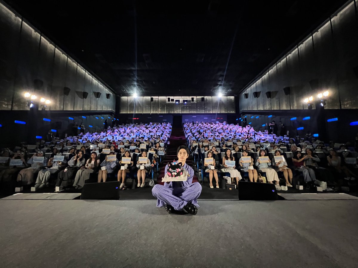 curdsly's tweet image. girl thats a lot of people 😭😭