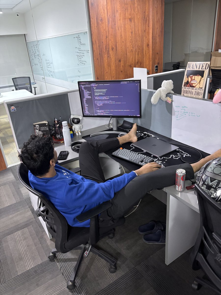 PrachiPreyasi's tweet image. peak male coder pose☠️