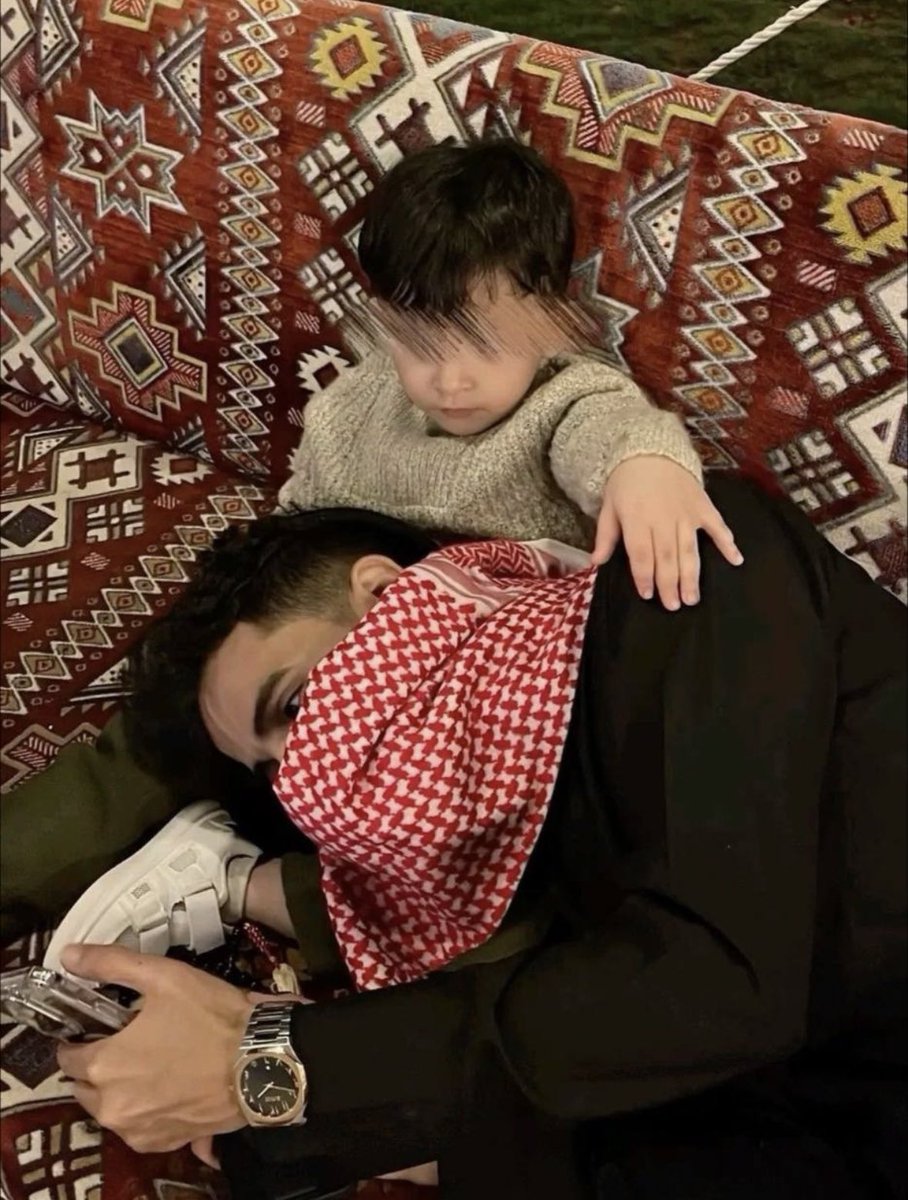 كفّك الصغيرة
وطن أعود إليه كلّما أرهقني السفر