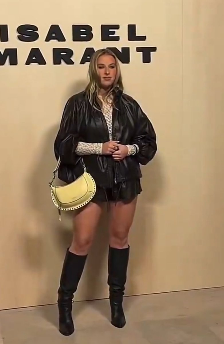 2024 : je m’excuse d’être la 
2025 : j’arrive en mode badass 
2026 : elle va défilé carrément