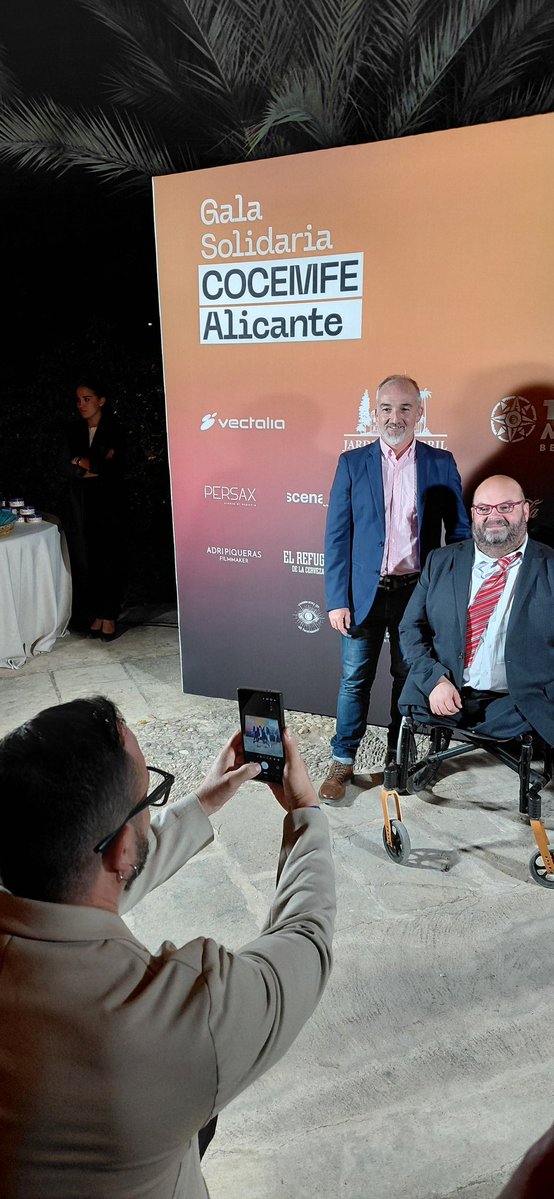 Emotiva primera Gala Solidària de COCEMFE Alacant, en homenatge a Antonio Ruescas, qui va deixar un llegat caracteritzat per la cohesió i avanç d'este moviment associatiu. 

#GalaCocemfeAlicante