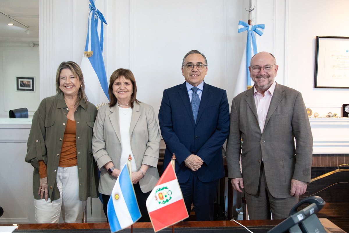 Me reuní con el Embajador de Perú, Carlos Alberto Chocano Burga, para agradecer el trabajo de la Policía Nacional del Perú en la captura de los sospechosos del triple crimen.

La cooperación internacional es clave: cuando los países y sus Fuerzas trabajan juntos, los resultados