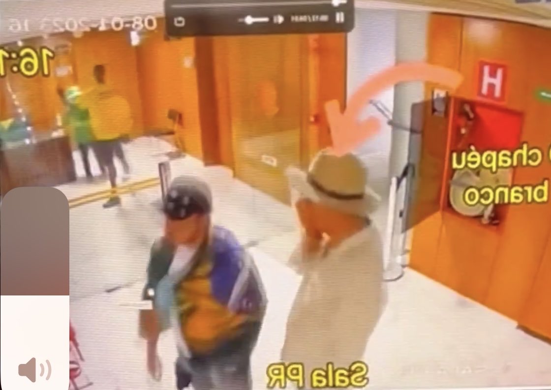 joaquimrib1801's tweet photo. Essas imagens do 08 de janeiro são inéditas e mostram um homem de chapéu branco falando ao telefone ,por vídeo, com uma interlocutora.
Esse vídeo e muitos outros estão de posse de Marco Rubio, cujos atores já estão devidamente identificados. https://t.co/gQJ5Un6PAn