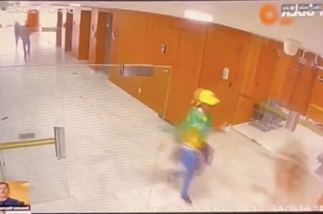 joaquimrib1801's tweet photo. Essas imagens do 08 de janeiro são inéditas e mostram um homem de chapéu branco falando ao telefone ,por vídeo, com uma interlocutora.
Esse vídeo e muitos outros estão de posse de Marco Rubio, cujos atores já estão devidamente identificados. https://t.co/gQJ5Un6PAn