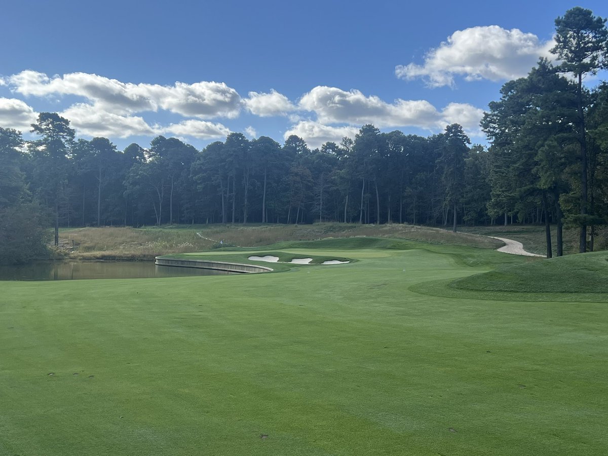 slicerdicer2's tweet image. The final round on a great New Jersey trip  at Metedeconk National Golf Club.  What a tremendous facility, from the range/practice area to the locker room/showers and the warm cookies n cream sugar cookies.  Not a blade of grass out of place and quick greens, honored to play.