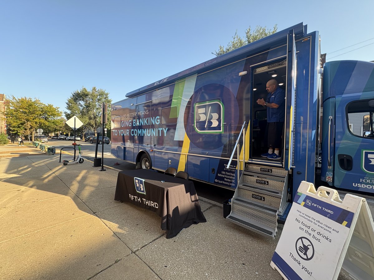 ChicagoCommons's tweet image. Thank you @FifthThird for bringing the eBus to our Guadalupano Family Center! About 20 parents received guidance on everything from small business planning to homeownership. We’re grateful for your long-standing partnership! #ThankYouThursday #ChicagoCommons