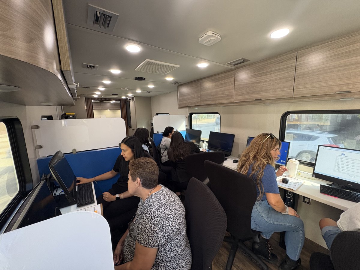 ChicagoCommons's tweet image. Thank you @FifthThird for bringing the eBus to our Guadalupano Family Center! About 20 parents received guidance on everything from small business planning to homeownership. We’re grateful for your long-standing partnership! #ThankYouThursday #ChicagoCommons