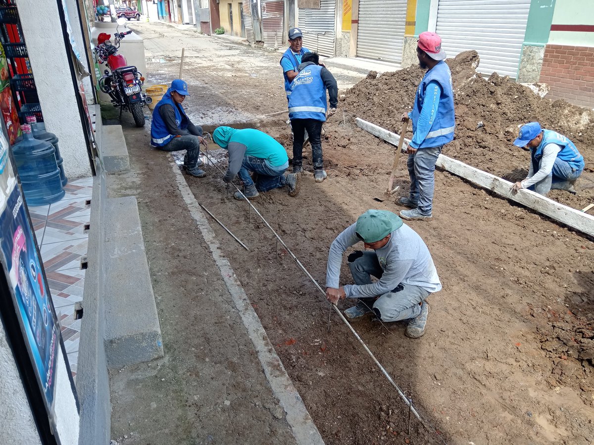 Avanzamos con los trabajos de fundición de carpeta en la 12 calle de la cabecera municipal, ruta a Loma Alta. 🚧  #SanJuanSacAvanza
#obrasquetransforman