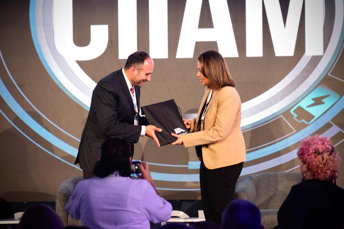 Vanguardiaind's tweet photo. Para lo que resta del año, 37% de las empresas automotrices en México prevé contratar nuevo personal, de acuerdo con Tania Arita, Sales and Recruitment Director de Manpowergroup México
#CIIAM2025  #INAoficial @ManpowerMexico @inaoficialmx https://t.co/Yxtq8Xvksz