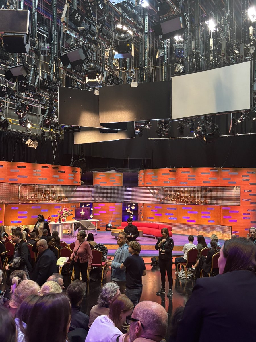 TheErasTourUK's tweet photo. ❤️‍🔥 First look at the Graham Norton Show studio, where Taylor Swift is set to make an appearance tonight on the red sofa! Austin and Andrea are also said to be in attendance. 

The episode airs tomorrow at 10:40pm on BBC One!

via @foolsdnp https://t.co/vUo39hdXx5