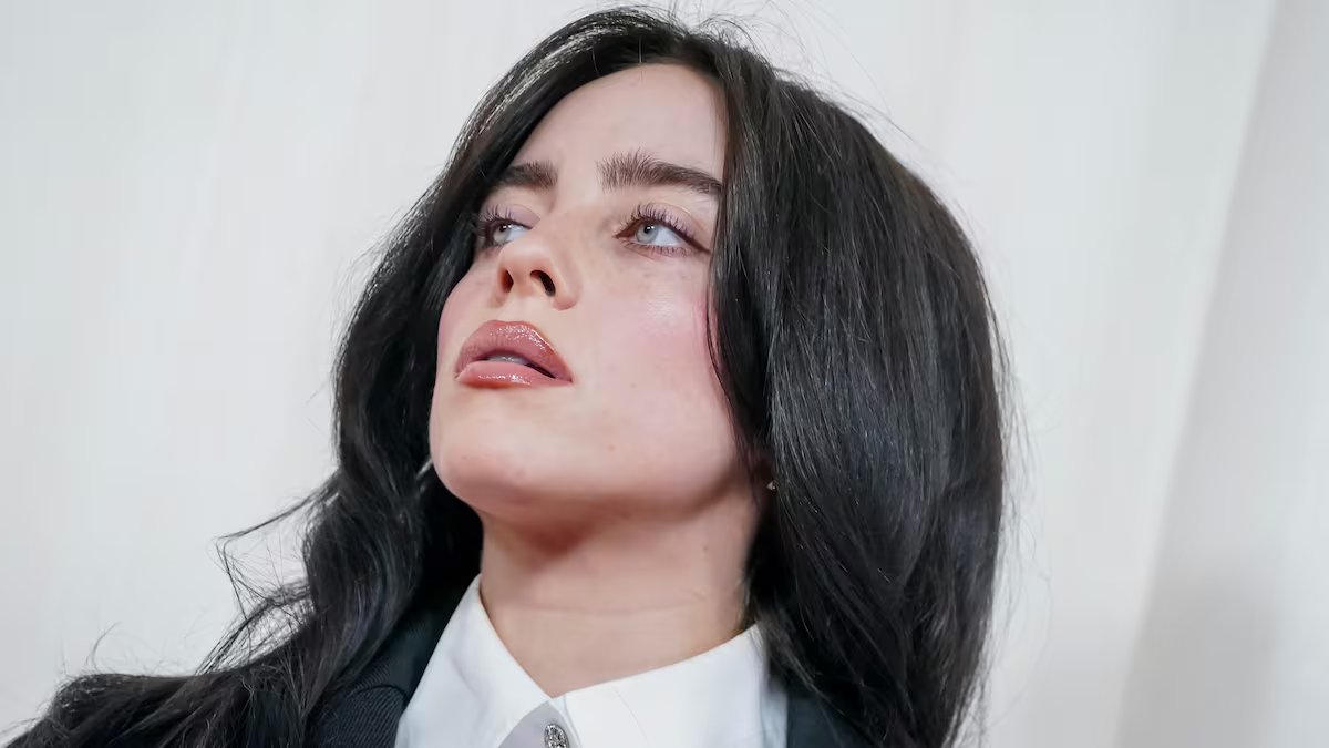 BillieSpotify_'s tweet photo. Billie Eilish on Global Spotify (01/Oct/25)

#10. (=) BIRDS OF A FEATHER — 3,199,137
#27. (-4) WILDFLOWER — 2,503,217
#82. (=) ocean eyes — 1,652,493
#128. (-15) lovely — 1,365,296 https://t.co/FTpaeE68p4