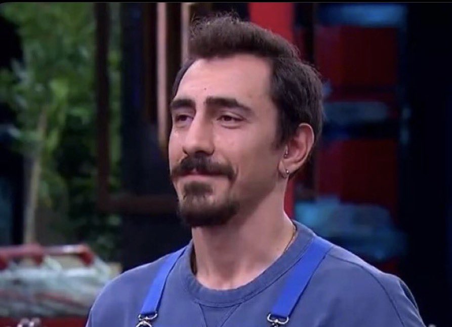 Bir insan nasıl bu kadar itici ve kibiri ile son derece sevimsiz olabilirin tek örneği  #MasterChefTürkiye tarihinde… 
Birini sevmeye görsün resmen karakteri dibe batıyor ve ortaya bu #sezer denen mahluk çıkıyor.