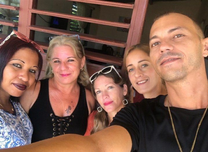 Dicen que solo vivimos de cumple en cumple. ¡Mentira! (Bueno, hoy, un poco sí)
Pausa obligatoria para celebrar a nuestra querida **Malévola**. 
La #DDMRafaelFreyre te desea un feliz cumple.
Un abrazo para los que no están, pero están en el corazón.
#RafaelFreyre