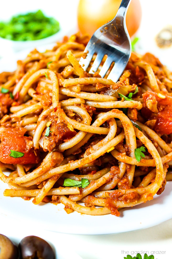 Taco Spaghetti! 🌮🍝🍅 This savory Mexican-Italian fusion dish features a creamy tomato sauce with zesty chickpea-walnut taco crumbles. (Or your own favorite "meaty" grounds!) It's so satisfying, comforting, and easy to assemble! #Vegan
✅ RECIPE: thegardengrazer.com/taco-spaghetti/